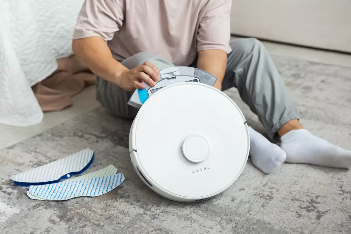 self-emptying robot vacuum